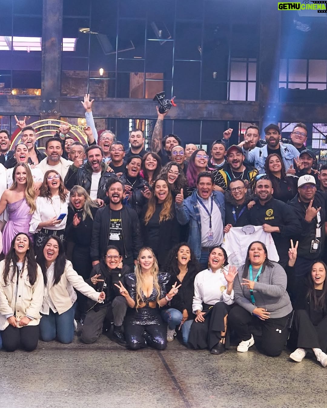 Paola Rey - 192K Likes - GANADORA DE MASTERCHEF CELEBRITY 2024 🏆 

Wow! Estoy MUY FELIZ!!! 🥰❤️🎉🥳🍾 Masterchef fue un viaje único, maravilloso, lleno de muchos aprendizajes que solo me deja gratitud infinita y amor en mi corazón ❤️ tengo los ojos llenos de lágrimas de felicidad, satisfacción y amor por este gran SUEÑO FAMILIAR cumplido! 🥰❤️ INFINITAS gracias a mis hijos Oliver y Leo por ser ese hermoso motor que me inspira cada segundo de mi vida a ser mejor persona, a dar lo mejor de mí, LOS AMO HASTA el infinito! ❤️ Gracias a mi esposo @juankvargasactor por creer tanto en mi, por ser ese apoyo incondicional y por darme tanta fuerza! GRACIAS 🥰❤️ INFINITAS GRACIAS a mi Mamá, mi Papá, mi hermana y mi hermano porque gracias a ustedes soy lo que soy, llevo impreso en mi todo su amor y sus enseñanzas! 🥰❤️INFINITAS GRACIAS a toda mi familia, mis amigos, a toda la gente cercana que siempre me dio esa voz de aliento llena de fe y amor! 🥰❤️ GRACIAS a TODAS las personas que me apoyaron y me acompañaron en este camino🙏🏻, a mis chefs a los que adoro y con los cuales estoy profundamente agradecida 🥰❤️: Gracias mi querido @jacobobonilla Te adoro 🥰❤️ Gracias mi querido @chefcantor Te adoro 🥰❤️
Mi querida María Clara López @mclmanager mi María linda! Te agradezco mucho todo ese apoyo que me diste siempre! fuiste muy importante para mí! Te ADORO! 🥰❤️ Gracias infinitas a todos y cada uno de ustedes por su apoyo, me alentaron, ustedes también fueron mi inspiración con sus lindos mensaje y palabras GRACIAS!❤️
Gracias a @canalrcn por permitirme participar en este hermoso proyecto llamado @masterchefcelebrity fue un gran honor ❤️ muchas gracias a mis queridos @jorge.rausch @nicodezubiria  @adriamarina @claudiabahamon por todos los aprendizajes vividos, solo tengo amor y agradecimiento en mi corazón para ustedes❤️🥰 gracias a todo ese gran equipo detrás de cámaras que me dio tanto amor, los llevo en mi corazón ❤️
Compañeras @vicky.berrio @cuervocarolina @martinalapeligrosa fue un gusto compartir de principio a fin junto a ustedes esta gran aventura, las respeto y las admiro ❤️
Gracias a todos mis compañeros de viaje, fue un honor cocinar junto a ustedes en la cocina más importante del mundo ❤️