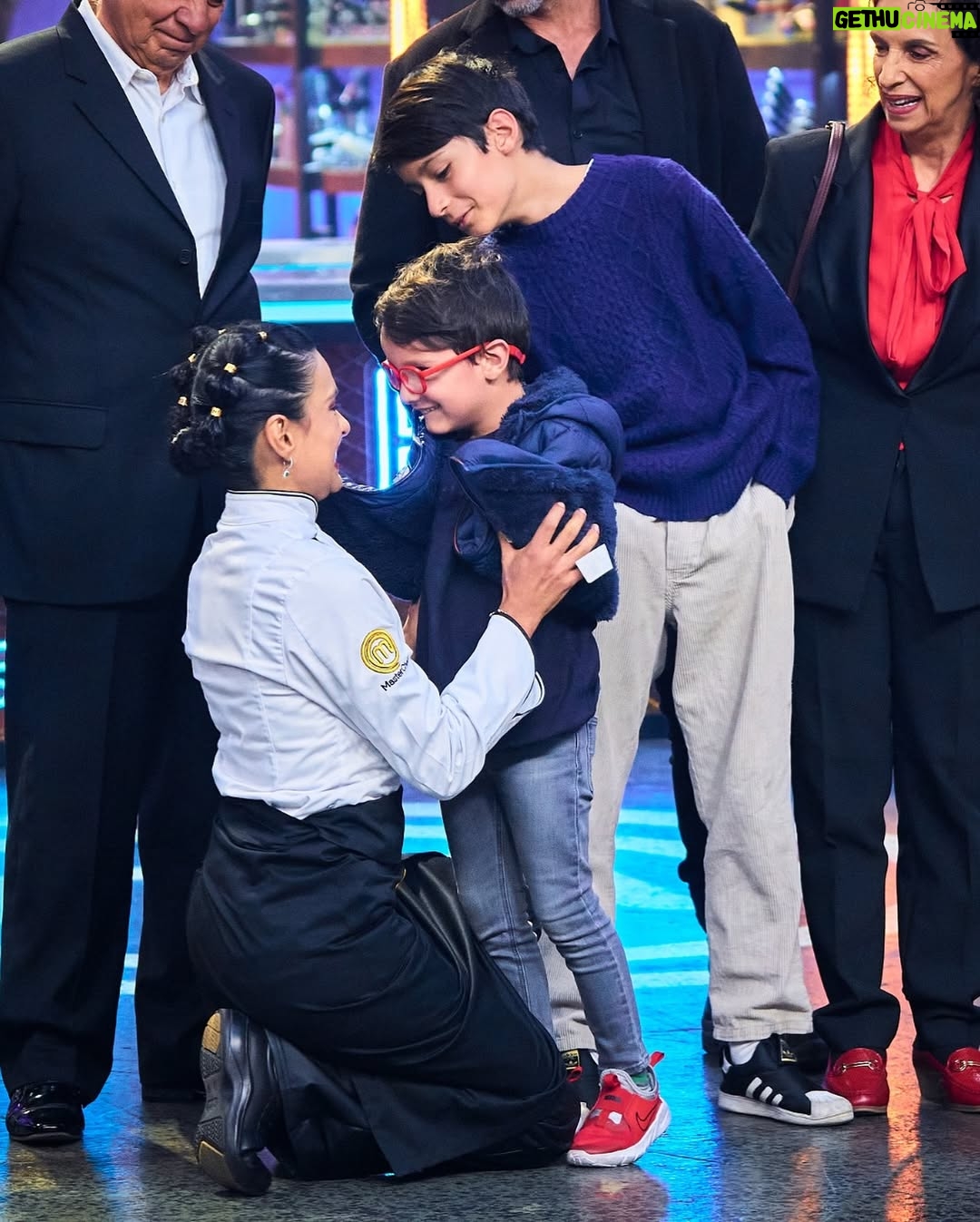 Paola Rey - 192K Likes - GANADORA DE MASTERCHEF CELEBRITY 2024 🏆 

Wow! Estoy MUY FELIZ!!! 🥰❤️🎉🥳🍾 Masterchef fue un viaje único, maravilloso, lleno de muchos aprendizajes que solo me deja gratitud infinita y amor en mi corazón ❤️ tengo los ojos llenos de lágrimas de felicidad, satisfacción y amor por este gran SUEÑO FAMILIAR cumplido! 🥰❤️ INFINITAS gracias a mis hijos Oliver y Leo por ser ese hermoso motor que me inspira cada segundo de mi vida a ser mejor persona, a dar lo mejor de mí, LOS AMO HASTA el infinito! ❤️ Gracias a mi esposo @juankvargasactor por creer tanto en mi, por ser ese apoyo incondicional y por darme tanta fuerza! GRACIAS 🥰❤️ INFINITAS GRACIAS a mi Mamá, mi Papá, mi hermana y mi hermano porque gracias a ustedes soy lo que soy, llevo impreso en mi todo su amor y sus enseñanzas! 🥰❤️INFINITAS GRACIAS a toda mi familia, mis amigos, a toda la gente cercana que siempre me dio esa voz de aliento llena de fe y amor! 🥰❤️ GRACIAS a TODAS las personas que me apoyaron y me acompañaron en este camino🙏🏻, a mis chefs a los que adoro y con los cuales estoy profundamente agradecida 🥰❤️: Gracias mi querido @jacobobonilla Te adoro 🥰❤️ Gracias mi querido @chefcantor Te adoro 🥰❤️
Mi querida María Clara López @mclmanager mi María linda! Te agradezco mucho todo ese apoyo que me diste siempre! fuiste muy importante para mí! Te ADORO! 🥰❤️ Gracias infinitas a todos y cada uno de ustedes por su apoyo, me alentaron, ustedes también fueron mi inspiración con sus lindos mensaje y palabras GRACIAS!❤️
Gracias a @canalrcn por permitirme participar en este hermoso proyecto llamado @masterchefcelebrity fue un gran honor ❤️ muchas gracias a mis queridos @jorge.rausch @nicodezubiria  @adriamarina @claudiabahamon por todos los aprendizajes vividos, solo tengo amor y agradecimiento en mi corazón para ustedes❤️🥰 gracias a todo ese gran equipo detrás de cámaras que me dio tanto amor, los llevo en mi corazón ❤️
Compañeras @vicky.berrio @cuervocarolina @martinalapeligrosa fue un gusto compartir de principio a fin junto a ustedes esta gran aventura, las respeto y las admiro ❤️
Gracias a todos mis compañeros de viaje, fue un honor cocinar junto a ustedes en la cocina más importante del mundo ❤️