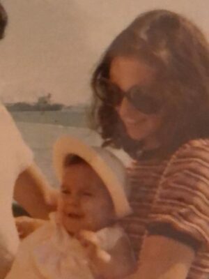 Paola Turbay Instagram - Gracias MamĆ” MĆa por darme la vida, por quererme, cuidarme y abrazarme.
Por ser ejemplo, por enseƱarme tanto, y por siempre estar. Ā”Te quiero mucho, mucho, muchĆsimo!
.
Gracias también a estos niños grandes por elegirme. Por darme el regalo de ser mamÔ para guiarlos, disfrutarlos y seguir creciendo junto a ellos. ”LOS AMO!
.
Ser mamĆ” ha sido el rol mĆ”s importante de mi vida. Se rĆe, se llora, se goza⦠y sĆ š¢ tambiĆ©n se sufre.
Pero sobre todo⦠se ama y se crece.
.
Feliz DĆa Mamasitas Hermosas! š