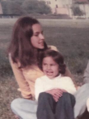 Paola Turbay Instagram - Gracias MamĆ” MĆa por darme la vida, por quererme, cuidarme y abrazarme.
Por ser ejemplo, por enseƱarme tanto, y por siempre estar. Ā”Te quiero mucho, mucho, muchĆsimo!
.
Gracias también a estos niños grandes por elegirme. Por darme el regalo de ser mamÔ para guiarlos, disfrutarlos y seguir creciendo junto a ellos. ”LOS AMO!
.
Ser mamĆ” ha sido el rol mĆ”s importante de mi vida. Se rĆe, se llora, se goza⦠y sĆ š¢ tambiĆ©n se sufre.
Pero sobre todo⦠se ama y se crece.
.
Feliz DĆa Mamasitas Hermosas! š