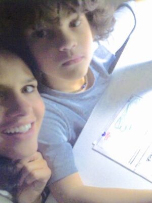 Paola Turbay Instagram - Gracias MamĆ” MĆa por darme la vida, por quererme, cuidarme y abrazarme.
Por ser ejemplo, por enseƱarme tanto, y por siempre estar. Ā”Te quiero mucho, mucho, muchĆsimo!
.
Gracias también a estos niños grandes por elegirme. Por darme el regalo de ser mamÔ para guiarlos, disfrutarlos y seguir creciendo junto a ellos. ”LOS AMO!
.
Ser mamĆ” ha sido el rol mĆ”s importante de mi vida. Se rĆe, se llora, se goza⦠y sĆ š¢ tambiĆ©n se sufre.
Pero sobre todo⦠se ama y se crece.
.
Feliz DĆa Mamasitas Hermosas! š