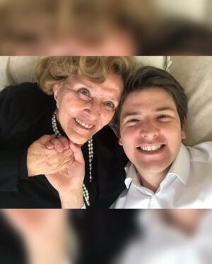 Paola Turbay Instagram - Hoy despedimos a mi querida TĆa Nydia, y con ella se va uno de los seres mĆ”s nobles que ha dado esta tierra.
Colombia estƔ de luto, pero el cielo celebra la llegada de la mujer mƔs amorosa que ha cruzado sus puertas.
Bien viaje TĆa hermosa. š¤