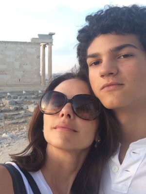 Paola Turbay Instagram - Gracias MamĆ” MĆa por darme la vida, por quererme, cuidarme y abrazarme.
Por ser ejemplo, por enseƱarme tanto, y por siempre estar. Ā”Te quiero mucho, mucho, muchĆsimo!
.
Gracias también a estos niños grandes por elegirme. Por darme el regalo de ser mamÔ para guiarlos, disfrutarlos y seguir creciendo junto a ellos. ”LOS AMO!
.
Ser mamĆ” ha sido el rol mĆ”s importante de mi vida. Se rĆe, se llora, se goza⦠y sĆ š¢ tambiĆ©n se sufre.
Pero sobre todo⦠se ama y se crece.
.
Feliz DĆa Mamasitas Hermosas! š