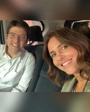 Paola Turbay Instagram - Siempre mantuve la ilusión de volverte a ver, de abrazarte otra vez y de seguir soƱando contigo con un paĆs mĆ”s justo y amable para todos.
Mi excesivo optimismo jamÔs concibió este final.
Me imaginĆ© algĆŗn dĆa contarte cómo lograste unir al paĆs⦠y al mundo, alrededor de un mismo sentir; cómo, sin importar partido o religión, conseguiste que todos compartiĆ©ramos la misma oración.
PasarĆ”n muchos aƱos, quizĆ” dĆ©cadas, para que vuelva a nacer un unicornio como tĆŗ: un ser humano lleno de bondad y talentos. Alguien tan inteligente, estratĆ©gico, entregado y noble, con la firme convicción de que sĆ existĆan caminos viables para acabar con la pobreza y, por consiguiente, vivir en paz.
Hoy Colombia llora tu partida. Nos duele⦠me duele en lo mÔs profundo.
Te voy a extraƱar Miguelito. š