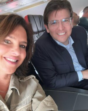 Paola Turbay Instagram - Siempre mantuve la ilusión de volverte a ver, de abrazarte otra vez y de seguir soƱando contigo con un paĆs mĆ”s justo y amable para todos.
Mi excesivo optimismo jamÔs concibió este final.
Me imaginĆ© algĆŗn dĆa contarte cómo lograste unir al paĆs⦠y al mundo, alrededor de un mismo sentir; cómo, sin importar partido o religión, conseguiste que todos compartiĆ©ramos la misma oración.
PasarĆ”n muchos aƱos, quizĆ” dĆ©cadas, para que vuelva a nacer un unicornio como tĆŗ: un ser humano lleno de bondad y talentos. Alguien tan inteligente, estratĆ©gico, entregado y noble, con la firme convicción de que sĆ existĆan caminos viables para acabar con la pobreza y, por consiguiente, vivir en paz.
Hoy Colombia llora tu partida. Nos duele⦠me duele en lo mÔs profundo.
Te voy a extraƱar Miguelito. š