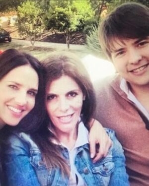 Paola Turbay Instagram - Siempre mantuve la ilusión de volverte a ver, de abrazarte otra vez y de seguir soƱando contigo con un paĆs mĆ”s justo y amable para todos.
Mi excesivo optimismo jamÔs concibió este final.
Me imaginĆ© algĆŗn dĆa contarte cómo lograste unir al paĆs⦠y al mundo, alrededor de un mismo sentir; cómo, sin importar partido o religión, conseguiste que todos compartiĆ©ramos la misma oración.
PasarĆ”n muchos aƱos, quizĆ” dĆ©cadas, para que vuelva a nacer un unicornio como tĆŗ: un ser humano lleno de bondad y talentos. Alguien tan inteligente, estratĆ©gico, entregado y noble, con la firme convicción de que sĆ existĆan caminos viables para acabar con la pobreza y, por consiguiente, vivir en paz.
Hoy Colombia llora tu partida. Nos duele⦠me duele en lo mÔs profundo.
Te voy a extraƱar Miguelito. š
