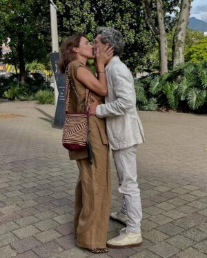 Paola Turbay Instagram - CERO Y VAN 33!
33 aƱos juntos - 31 casados.
Mas de la mitad de nuestras vidas y lista para seguir caminando juntos, robÔndote besos, abrazos y carcajadas. Porque asà es que es buena la vida!
HAPPY ANNIVERSARY! š
