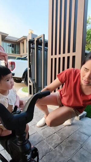 Paowalee Pornpimol Instagram - แสนดีมาดูพี่ธิเตะบอลค่ะ ป้าอ้นอย่าแกล้งนู๋ 🤣 @ohnsri1000 @djart_marut @yamdara