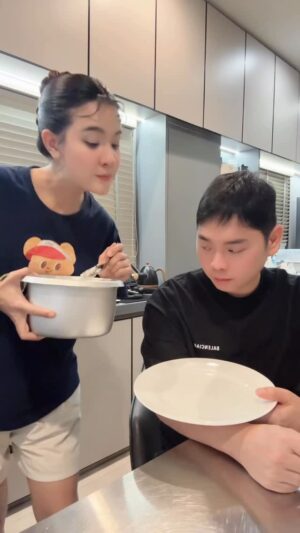 Paowalee Pornpimol Instagram - เมื่อไหร่จะได้กิน 😆💦 #เปาวลี #แสนดี #เอิร์ธเปาfamily #แสนดีลูกเปาวลี