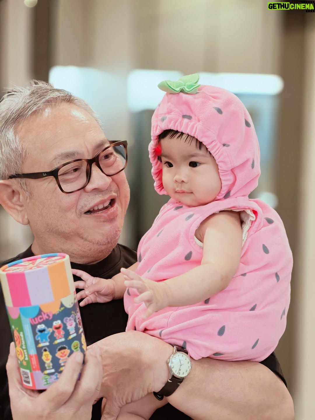 Paowalee Pornpimol - 6.4K Likes - งัมๆ เจ้าสตอเบอรี่ของคุณปู่ 😍🍓🍓🍓 #เปาวลี #แสนดี