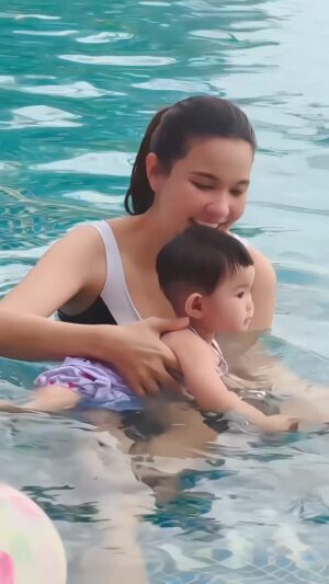 Paowalee Pornpimol Instagram - แสนดีชอบเล่นน้ำมากๆเลยค่ะ สดชื่นนน 😆💦💦💦 #เปาวลี #เอิร์ธเปาfamily #แสนดี🩵 @capedara 🩵👙 @mybebieiu.kids.store 👙