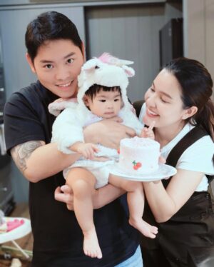 Paowalee Pornpimol Instagram - H B D " S a n d y " 1 ขวบค่า 🥰✨🎉🦄🎂 🩷
#เปาวลี #แสนดี #เอิร์ธเปาfamily