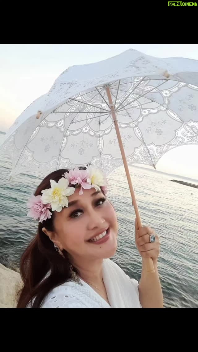 Paramitha Rusady - 2.2K Likes - When others try to rain your dreams
 carry an umbrella & dream on 
Let smile be your umbrella
 on a rainy or sunny day
 #paramitharusady