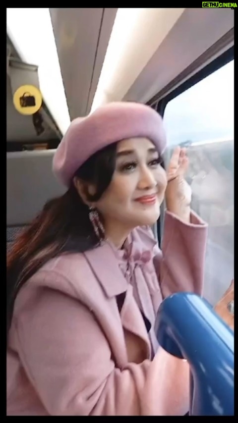 Paramitha Rusady - 4K Likes - Ikuti kata hati....
Apapun pilihanmu  semoga  itulah yg terbaik..
Siapapun Presiden dan wakil Presiden kita nanti
Yg kita harapkan
Demi kemajuan , keadilan dan kesejahteraan Indonesia
Mari kita panjatkan 
Seribu Doa anak negri bahkan yg tersebar di seluruh pelosok dunia ...inginkan negara Adil,aman.,makmur dan sejahtera dan menjaga persatuan dan perdamaian 
Dan pada akhirnya semua kita serahkan pada keputusan  Allah sang Maha pencipta ..
Dengan menerima keputusan Allah ,kita akan lebih bijaksana dalam bersikap karena itulah yg terbaik bagi negri kita 
Oleh karena itu tetaplah berbaik sangka dan menjaga silaturahmi 
Dan yg paling utama tetap menjaga persatuan Bangsa
Menjadikan  bangsa yg berperi kemanusiaan dan bermartabat #paramitha rusady