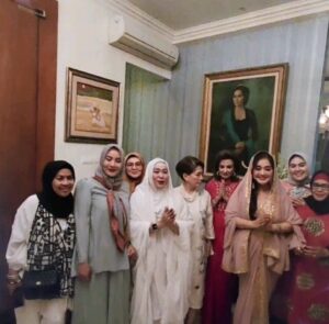 Paramitha Rusady Instagram - Masya Allah kebahagiaan yg kau berikan ya Allah 
Alhamdulillah Halal Bihalal dirumah kakJenny Rachman yg cantik dan sholehah ..
Bersama semua para sahabat dan kakak2  tersayang ..terimakasih atas undangannya semoga Allah menberikan keberkahan buat kita semua  aamiin 2 yra # paramitharusady#