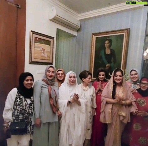 Paramitha Rusady - 1.9K Likes - Masya Allah kebahagiaan yg kau berikan ya Allah 
Alhamdulillah Halal Bihalal dirumah kakJenny Rachman yg cantik dan sholehah ..
Bersama semua para sahabat dan kakak2  tersayang ..terimakasih atas undangannya semoga Allah menberikan keberkahan buat kita semua  aamiin 2 yra # paramitharusady#