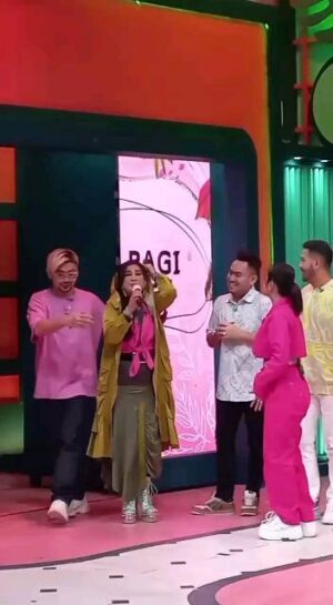 Paramitha Rusady Instagram - Senangnya pagi pagi sudah berbagi kebahagiaan ..
Seneng bisa bikin DP bahagia ..kita semua senang 
Acara ini sangat mengharu biru ..
Alhamdulillah ..sekses buat kalian semua ..I love u All  Barakallah