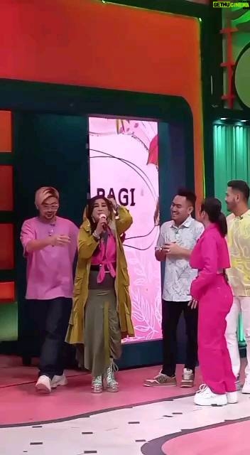 Paramitha Rusady - 12.7K Likes - Senangnya pagi pagi sudah berbagi kebahagiaan ..
Seneng bisa bikin DP bahagia ..kita semua senang 
Acara ini sangat mengharu biru ..
Alhamdulillah ..sekses buat kalian semua ..I love u All  Barakallah