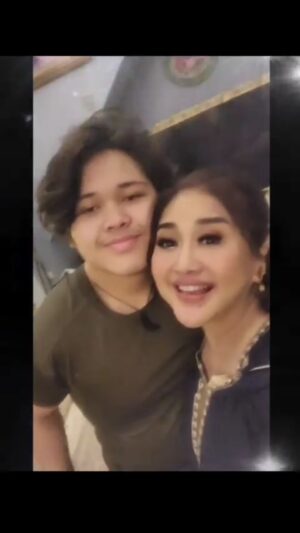 Paramitha Rusady Instagram - The  birthday boy baru bangun dikasih surprise  sama dua wanitha yg selalu  tulus mencintaimu ...
Masih ngantuk..
BISMILLLAH 
Happy milad  yg ke 16 Adrian Tegar Maharaja  sayang ..
Semoga tetap menjadi anak yg baik , soleh.. yg sukses dunia dan akherat ..buat mama dan buat semuanya ,  jd  sosok yg bermanfaat berbudi pekerti  luhur  bagi nusa dan bangsa ...
Doa terindah  selalu buatmu ..dalam lindungan Allah SWT 
Sujud Syukur #paramitha rusady