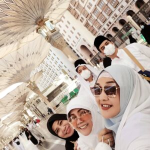 Paramitha Rusady Instagram - Assalamualaika ya Rasulullah
Rindu kami padamu ya Rasul
Airmata kami mengalir tercurah padamu ya rasul
Junjungan kami
Sujud syukur kami diizinkan untuk kembali lagi ke tanah suci tanah haraam mesjid Nabawi yg indah berkilau.. bercahaya penuh cinta dan keberkahan ..
Alhamdulillah ..
Terimakasih ya Rasulullah
Terimakasih ya Allah
#paramitha rusady
@dhanakusumadinegara @adrian_bago @yls_66 @dewina_baaman