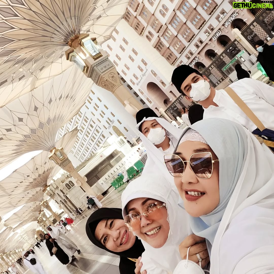 Paramitha Rusady - 4.4K Likes - Assalamualaika ya Rasulullah 
Rindu kami padamu ya Rasul
Airmata kami mengalir tercurah padamu ya rasul 
Junjungan kami 
Sujud syukur kami diizinkan untuk kembali lagi ke tanah suci tanah haraam mesjid Nabawi  yg indah berkilau.. bercahaya penuh cinta dan keberkahan ..
Alhamdulillah ..
Terimakasih ya Rasulullah 
Terimakasih ya Allah 
#paramitha rusady 
@dhanakusumadinegara @adrian_bago @yls_66 @dewina_baaman
