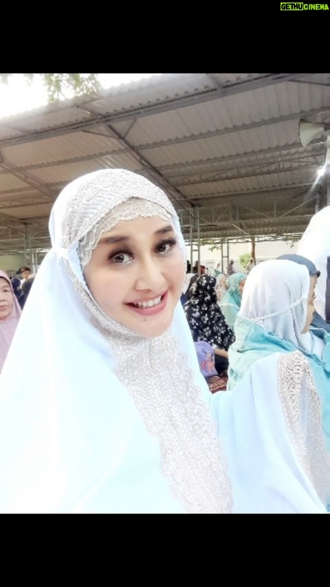 Paramitha Rusady - 2.6K Likes - Assalamu'alaikum Wr Wb., Kami & keluarga mengucapkan : *Selamat Hari Raya Idul Fitri 1445 H* *Taqabbalallahu minna wa minkum Shiyamana Wa Shiyamakum*  اللَّهُمَّ إِنَّكَ عَفُوٌّ تُحِبُّ الْعَفْوَ فَاعْفُ عَنِّى *Allahumma innaka ‘afuwwun tuhibbul ‘afwa fa’fu anni*  _Yaa Allah sesungguhnya Engkau Maha Pemaaf yang menyukai permintaan maaf, maka maafkanlah kami semua._ *Minal Aidin Wal Faidzin, Mohon Maaf Lahir dan Bathin 

Paramitha Rusady & keluarga🙏😇👑🤍
