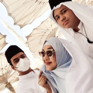 Paramitha Rusady Instagram - Assalamualaika ya Rasulullah
Rindu kami padamu ya Rasul
Airmata kami mengalir tercurah padamu ya rasul
Junjungan kami
Sujud syukur kami diizinkan untuk kembali lagi ke tanah suci tanah haraam mesjid Nabawi yg indah berkilau.. bercahaya penuh cinta dan keberkahan ..
Alhamdulillah ..
Terimakasih ya Rasulullah
Terimakasih ya Allah
#paramitha rusady
@dhanakusumadinegara @adrian_bago @yls_66 @dewina_baaman