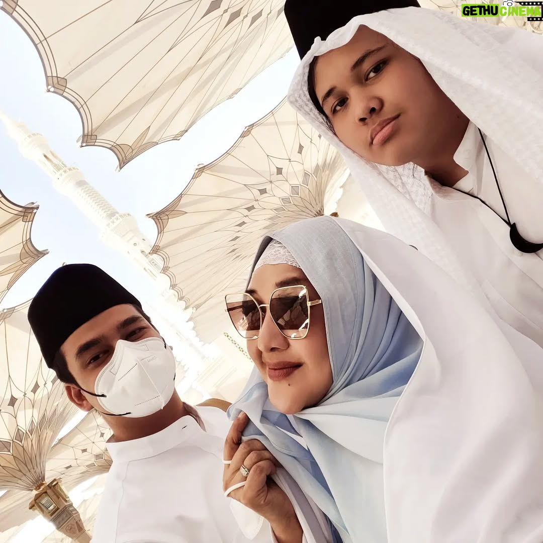 Paramitha Rusady - 4.4K Likes - Assalamualaika ya Rasulullah 
Rindu kami padamu ya Rasul
Airmata kami mengalir tercurah padamu ya rasul 
Junjungan kami 
Sujud syukur kami diizinkan untuk kembali lagi ke tanah suci tanah haraam mesjid Nabawi  yg indah berkilau.. bercahaya penuh cinta dan keberkahan ..
Alhamdulillah ..
Terimakasih ya Rasulullah 
Terimakasih ya Allah 
#paramitha rusady 
@dhanakusumadinegara @adrian_bago @yls_66 @dewina_baaman