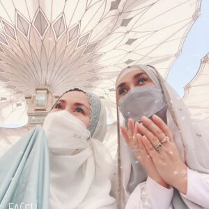 Paramitha Rusady Instagram - Assalamualaika ya Rasulullah
Rindu kami padamu ya Rasul
Airmata kami mengalir tercurah padamu ya rasul
Junjungan kami
Sujud syukur kami diizinkan untuk kembali lagi ke tanah suci tanah haraam mesjid Nabawi yg indah berkilau.. bercahaya penuh cinta dan keberkahan ..
Alhamdulillah ..
Terimakasih ya Rasulullah
Terimakasih ya Allah
#paramitha rusady
@dhanakusumadinegara @adrian_bago @yls_66 @dewina_baaman