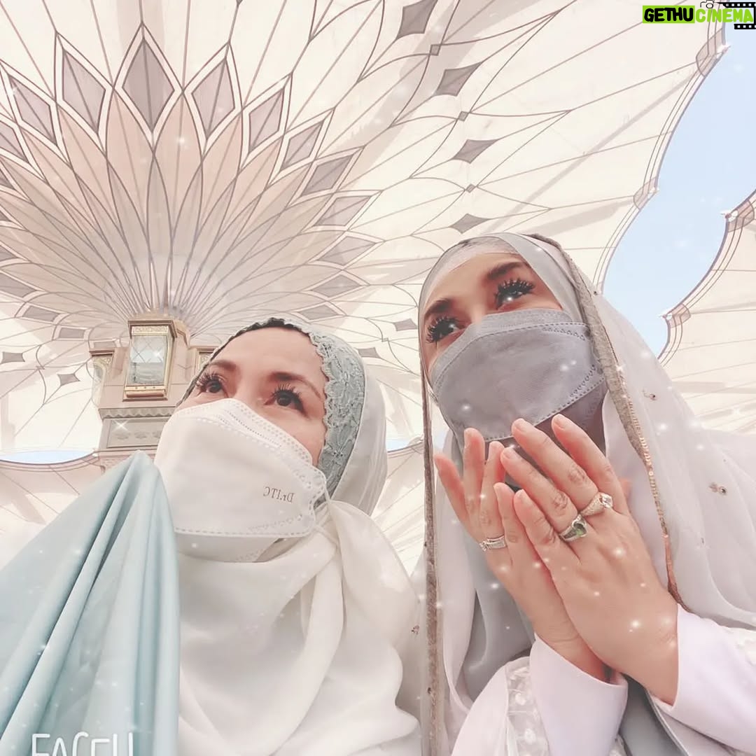Paramitha Rusady - 4.4K Likes - Assalamualaika ya Rasulullah 
Rindu kami padamu ya Rasul
Airmata kami mengalir tercurah padamu ya rasul 
Junjungan kami 
Sujud syukur kami diizinkan untuk kembali lagi ke tanah suci tanah haraam mesjid Nabawi  yg indah berkilau.. bercahaya penuh cinta dan keberkahan ..
Alhamdulillah ..
Terimakasih ya Rasulullah 
Terimakasih ya Allah 
#paramitha rusady 
@dhanakusumadinegara @adrian_bago @yls_66 @dewina_baaman