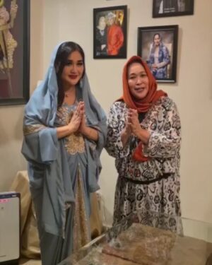 Paramitha Rusady Instagram - Masha Allah 
Indah nya Idul fitri 
Yg penuh kasih sayang 
Dan lebih indah lagi ketika bisa memberi ucapan doa mulia bersama
Kakak tersayang @jennyrachman18  salah satu 
Perempuan cantik sholehah yg kukagumi.. yg baru saja pulang dr tanah suci  semoga mabrur umrohnya  kakak sayang ..amin yra 
Masha Allah tabarakallah 
#paramitharusady
# latepost