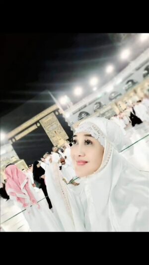 Paramitha Rusady Instagram - بِسْمِ اللهِ الرَّحْمَنِ الرَّحِيْمِ
Assalamu'alaikum Wr Wb
Puji syukur saya panjatkan kepada Allah SWT.
Alhamdulillah Insya Allah pada tahun ini saya akan menunaikan ibadah haji ke Tanah Suci Makkah Al-Mukarromah Mohon doa restu semoga perjalanan ibadah Haji saya dalam keadaan selamat, sehat dan dapat melaksanakan semua rukun dan sunnah haji, sehingga mendapatkan haji yang Mabrur dan Mabruroh.
Dengan segala kerendahan hati saya mohon maaf kepada saudara-saudaraku dan para sahabatku atas segala khilaf kesalahan lisan yang tidak terjaga yang barangkali menyakiti baik yang saya sengaja maupun yang tidak saya sengaja. Semoga Allah SWT senantiasa memberikan cahaya keberkahan serta bimbingan, Rahmat dan Hidayahnya kepada kita semua. Aamiin yaa rabbal 'alamiin
Wassalamualaikum wr wb

#🤍Paramitha Rusady👑
Terimakasih untuk NRA Travel Kesayangan

#masyaallahtabarakallah❤️