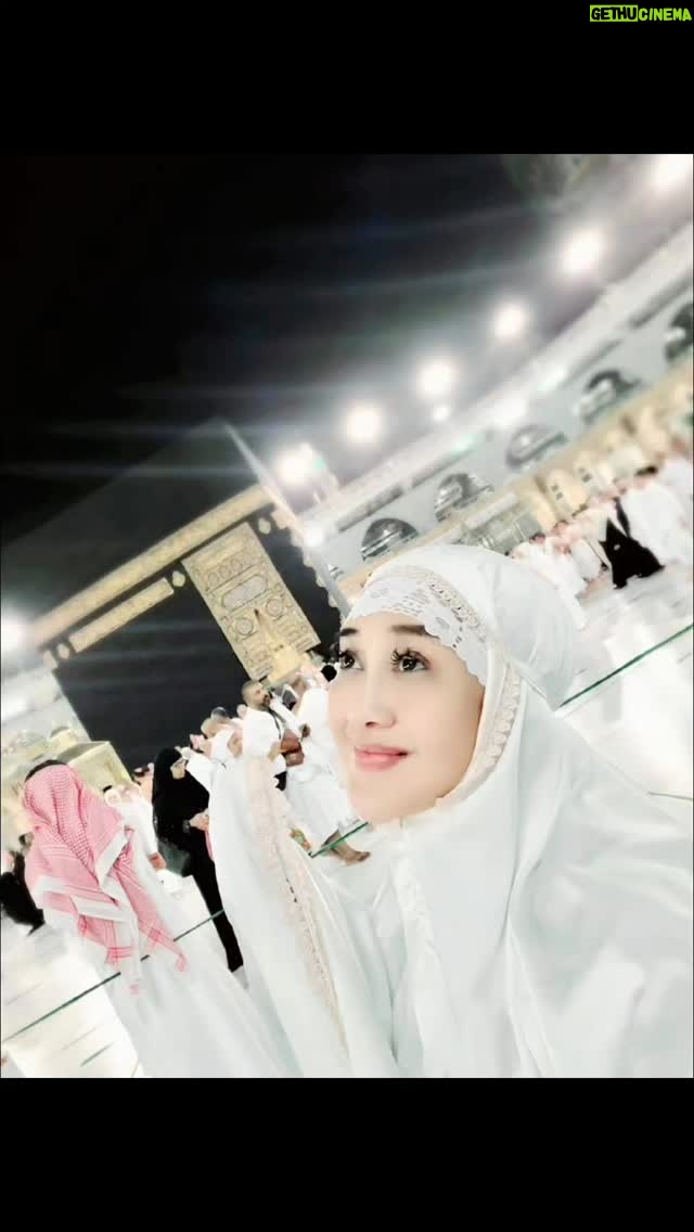 Paramitha Rusady - 3.4K Likes - بِسْمِ اللهِ الرَّحْمَنِ الرَّحِيْمِ
Assalamu'alaikum Wr Wb
Puji syukur saya panjatkan kepada Allah SWT.
Alhamdulillah Insya Allah pada tahun ini saya akan menunaikan ibadah haji ke Tanah Suci Makkah Al-Mukarromah Mohon doa restu semoga perjalanan ibadah Haji saya dalam keadaan selamat, sehat dan dapat melaksanakan semua rukun dan sunnah haji, sehingga mendapatkan haji yang Mabrur dan Mabruroh.
Dengan segala kerendahan hati saya mohon maaf kepada saudara-saudaraku dan para sahabatku atas segala khilaf kesalahan lisan yang tidak terjaga yang barangkali menyakiti baik yang saya sengaja maupun yang tidak saya sengaja. Semoga Allah SWT senantiasa memberikan cahaya keberkahan serta bimbingan, Rahmat dan Hidayahnya kepada kita semua. Aamiin yaa rabbal 'alamiin
Wassalamualaikum wr wb

#🤍Paramitha Rusady👑
Terimakasih untuk NRA Travel Kesayangan

#masyaallahtabarakallah❤️