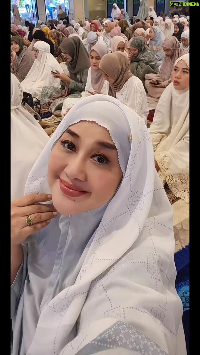 Paramitha Rusady - 2.7K Likes - Bismillahi Allahuakbar ..alhamdulillah wa syukurillah haru &  bahagia menanti sholat 
Idul Fitri  # paramitha rusady