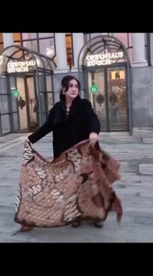 Paramitha Rusady Instagram - Betapa Indahnya membawa seni budaya batik , yg tak mungkin lepas dari pribadi yg mencintai budayanya .dimanapun kita berada .,sebuah kolaborasi yg indah tak terlupakan
  #paramitha rusady 
kain batik tulis by @Nanang  Sharma