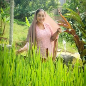 Paramitha Rusady Instagram - Indahnya kampung halaman
Selalu ingin pulang kesana
Walau sambil bekerja tidak terasa ...kan selalu dihati #paramitharusady