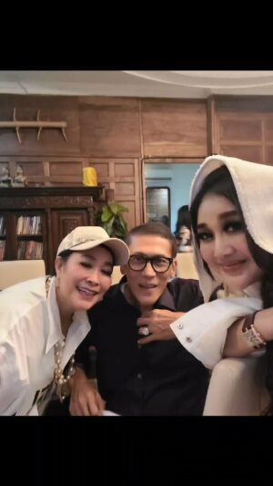 Paramitha Rusady Instagram - Happy belated birthday Kakakku @jennyrachman18 tersayang...
My beautiful charming lady , semoga panjang umur sehat ,sukses bahagia 
bersama keluarga,Amiin