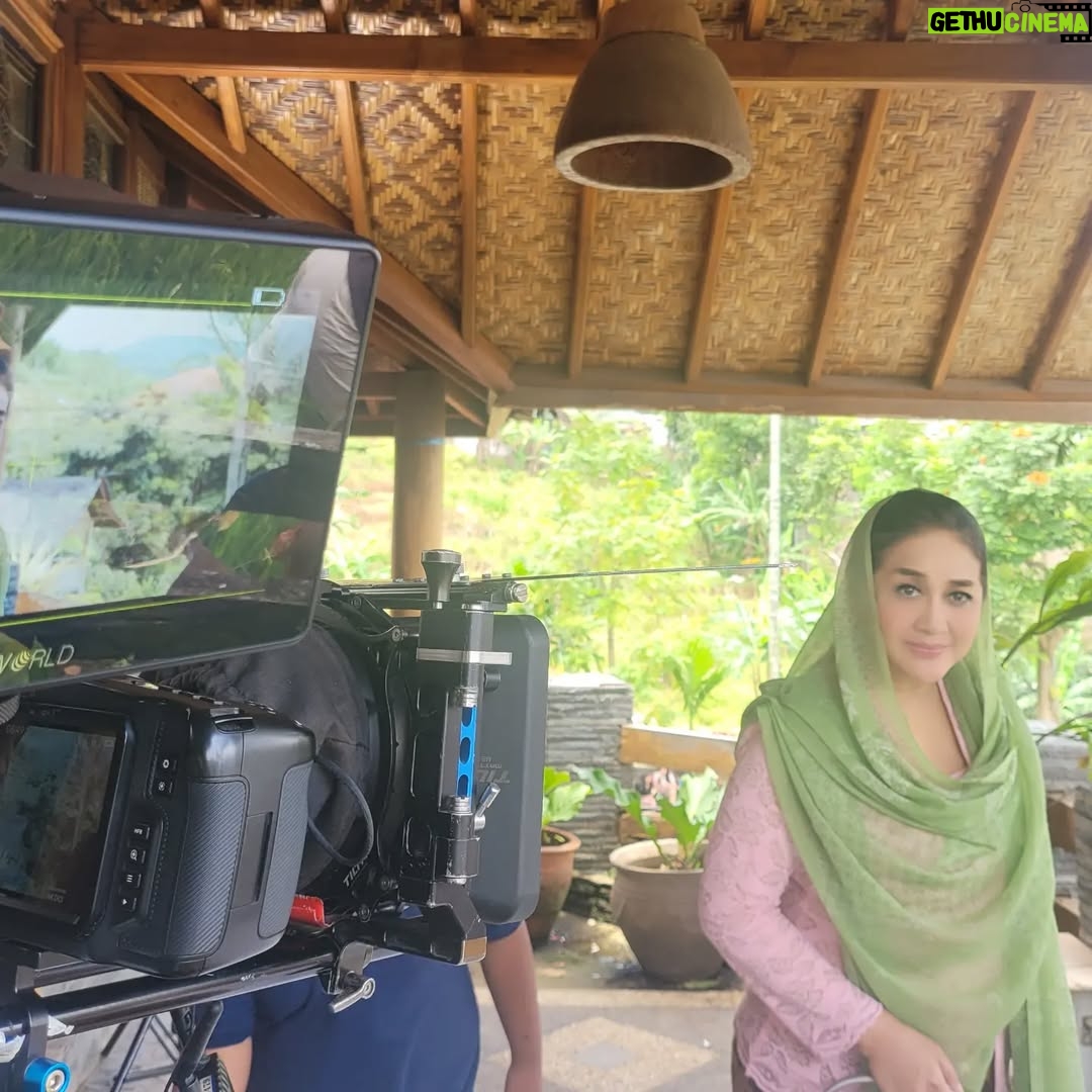 Paramitha Rusady - 8.6K Likes - Indahnya kampung halaman
Selalu ingin pulang kesana 
Walau sambil bekerja tidak terasa ...kan selalu dihati #paramitharusady