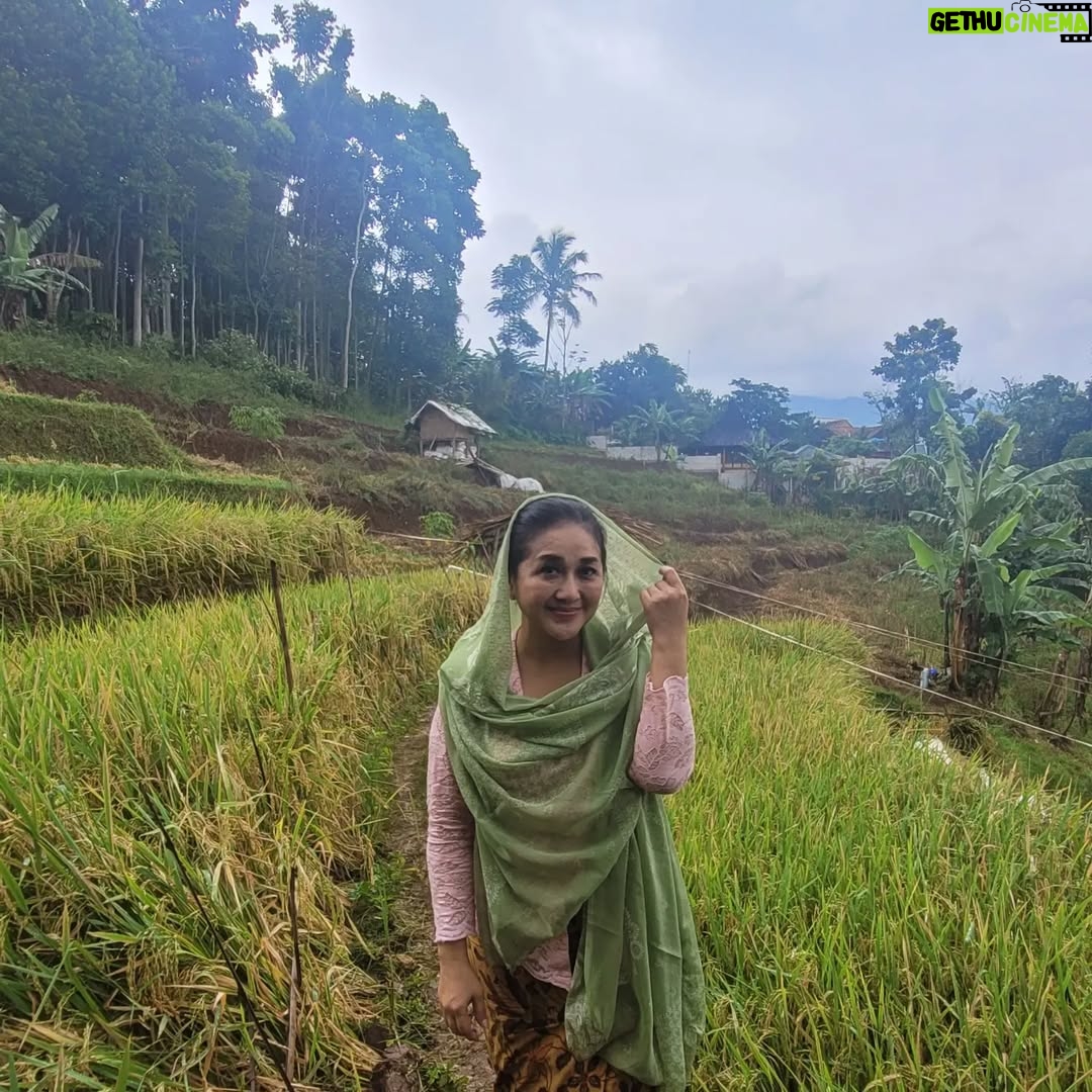 Paramitha Rusady - 8.6K Likes - Indahnya kampung halaman
Selalu ingin pulang kesana 
Walau sambil bekerja tidak terasa ...kan selalu dihati #paramitharusady