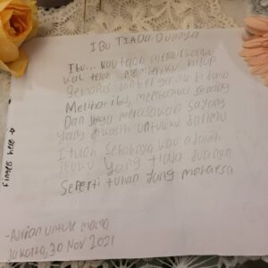 Paramitha Rusady Instagram - Selamat hari ibu
Selamat Hari ibu untuk semua Bunda
"Ratu yg tidak bermahkota akan tetapi bertelapak kaki surga" semoga tetap menjadi ibu yg hebat dan membanggakan bagi putra putrinya
Alfatihah untuk mama tercinta ... ,hidupku ...nafasku surgaku ..rasa terimakasih ku ..
Yg telah mengerti definisi kebahagiaanmu , airmatamu..pengorbananmu tentang anak2 mu
Doa terindah untukmu
Surgalah tempatmu disisi Allah SWT
Sekarang tentang cucumu ,penerusmu dan penerusku ...anakkku .. surat
cinta dari Adrian yg telah meneteskan airmata haru kebahagiaanku ..yg telah mengerti apa arti mencintai dan menghargai seorang ibu yg melahirkannya ...terimakasih Adrian..pangeran ..kesayangan mama ...kebanggaan mama ..jimat awaking termakasih sudah menjaga mama dan hati mama dengan menuliskannya dikertas jiwamu menjadikan mama surgamu ..dihatimu ...amin2 yra
#paramitha rusady #hari ibu 22dec 2021