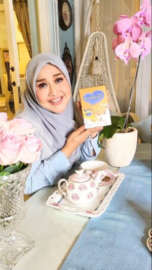 Paramitha Rusady Instagram - Menghadapi usia dengan percaya diri dan tanpa kerutan? Rahasia saya sederhana: susu collagen dari @etallagen.id !! Dengan rutin mengonsumsi collagen milk, saya bisa merasakan kulit lebih kencang dan awet muda tanpa harus repot dengan berbagai skincare. Kulit sehat, cantik, dan bebas kerutan kulit dari dalam. 
Etallagen menemanimu awet muda alami 🥰🥰🥰

Dapatkan sekarang produknya di Shopee dan mulai perjalanan awet muda kamu bersama Etallagen 💕

#AwetMudaAlami
#AlternatifBotox