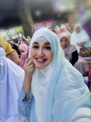 Paramitha Rusady Instagram - Assalamualaikum wwb 
Selamat Hari Raya Idul Fitri 1 syawal 1444 H , Mohon maaf lahir dan bathin  semoga amal ibadah kita diterima oleh Allah SWT 
Masya Allah ..indah nya Idul Fitri , sholat Ied di Mesjid Al - Anwar dekat rumah bersama tetangga 2 yg ramah .. hangat..serta penuh senyum ..dimana selama sebulan penuh berlari2 kecil untuk  taraweh dan sholat subuh disana dengan lantunan imam yg indah dan merdu dan keakraban silaturahmi yg terjalin antar sesama didalam mesjid .. akan menjadi kenangan indah tak terlupakan , alhamdulillah  terimakasih pada mesjid Al Anwar .., sujud syukur ya Allah atas keberkahan ini  # paramitha #late post