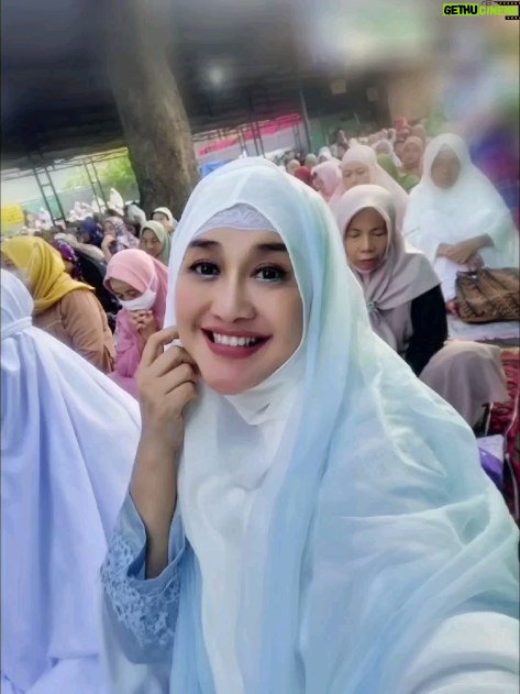 Paramitha Rusady - 5K Likes - Assalamualaikum wwb 
Selamat Hari Raya Idul Fitri 1 syawal 1444 H , Mohon maaf lahir dan bathin  semoga amal ibadah kita diterima oleh Allah SWT 
Masya Allah ..indah nya Idul Fitri , sholat Ied di Mesjid Al - Anwar dekat rumah bersama tetangga 2 yg ramah .. hangat..serta penuh senyum ..dimana selama sebulan penuh berlari2 kecil untuk  taraweh dan sholat subuh disana dengan lantunan imam yg indah dan merdu dan keakraban silaturahmi yg terjalin antar sesama didalam mesjid .. akan menjadi kenangan indah tak terlupakan , alhamdulillah  terimakasih pada mesjid Al Anwar .., sujud syukur ya Allah atas keberkahan ini  # paramitha #late post