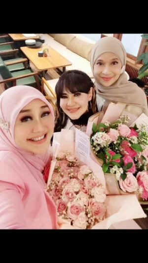 Paramitha Rusady Instagram - Ketika usia hanyalah sebuah angka .. bertambah usia senantiasa terlihat semakin muda , semakin bijaksana semakin indah raut wajah dan parasnya... lahir dan bathin ...tetaplah Bersyukur & Berkarya
Tetaplah menjadi inspirasi bagi dunia yg telah membesarkanmu
Tetaplah setia bagi para sahabatmu yg senantiasa mendukung & mendoakanmu
Tetaplah membumi walau selalu disanjung 
Tetaplah berjuang bagi keluarga dan saudara2mu
Semua ini yg membawamu sampai hari ini 
Dan seterusnya 
Menjadi Idola yg sejati menjadi Bintang yg senantiasa menerangi gelapnya malam
Sepanjang Masa

#poet  by ParamithaRusady

Selamat Bertambah Usia ya dear 
ITA PURNAMASARI 

Special thanks to Enno ..
@La Trobe coffee & Brunch
The best food ever !!!
