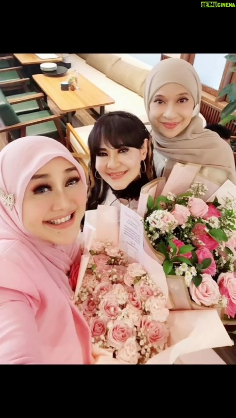 Paramitha Rusady - 3.1K Likes - Ketika usia hanyalah sebuah angka .. bertambah usia senantiasa terlihat semakin muda , semakin bijaksana semakin indah raut wajah dan parasnya... lahir dan bathin ...tetaplah Bersyukur & Berkarya
Tetaplah menjadi inspirasi bagi dunia yg telah membesarkanmu
Tetaplah setia bagi para sahabatmu yg senantiasa mendukung & mendoakanmu
Tetaplah membumi walau selalu disanjung 
Tetaplah berjuang bagi keluarga dan saudara2mu
Semua ini yg membawamu sampai hari ini 
Dan seterusnya 
Menjadi Idola yg sejati menjadi Bintang yg senantiasa menerangi gelapnya malam
Sepanjang Masa

#poet  by ParamithaRusady

Selamat Bertambah Usia ya dear 
ITA PURNAMASARI 

Special thanks to Enno ..
@La Trobe coffee & Brunch
The best food ever !!!