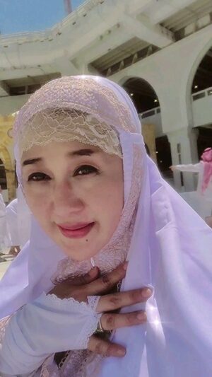 Paramitha Rusady Instagram - SubhanallahwalhamdulillahwalaillahaillallahuAllahuAkbar..
Alhamdulillah , sujud syukur padamu ya Allah
Ingin kubagi rasa syukur ini
 Terimakasihku kepada keluargaku ..anakku ..orang 2 tersayang  yg
menyayangiku  kupanjatkan doa terindah dihari bahagiaku dengan rasa syukur penuh kasih dan haru...
Assalamualaika ya Rasulullah 
Yaa Nabiyullah ..yaa  putri Rasullah l Saida Fatimah Azhara ..Yaa  Kelima Wanita penghulu surga
Yaaa  para Malaikati ...
Para pelindungku ...assalamualaika
# paramitharusady