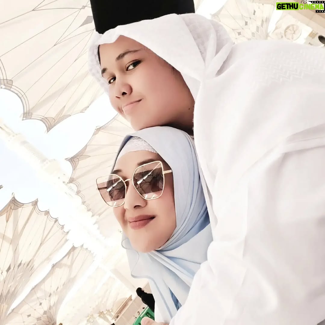 Paramitha Rusady - 4.4K Likes - Assalamualaika ya Rasulullah 
Rindu kami padamu ya Rasul
Airmata kami mengalir tercurah padamu ya rasul 
Junjungan kami 
Sujud syukur kami diizinkan untuk kembali lagi ke tanah suci tanah haraam mesjid Nabawi  yg indah berkilau.. bercahaya penuh cinta dan keberkahan ..
Alhamdulillah ..
Terimakasih ya Rasulullah 
Terimakasih ya Allah 
#paramitha rusady 
@dhanakusumadinegara @adrian_bago @yls_66 @dewina_baaman