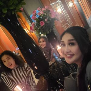 Paramitha Rusady Instagram - Dear Roses and candle light
Have a lovely and great saturday night ....with all dear my lovely friends
#paramitharusady