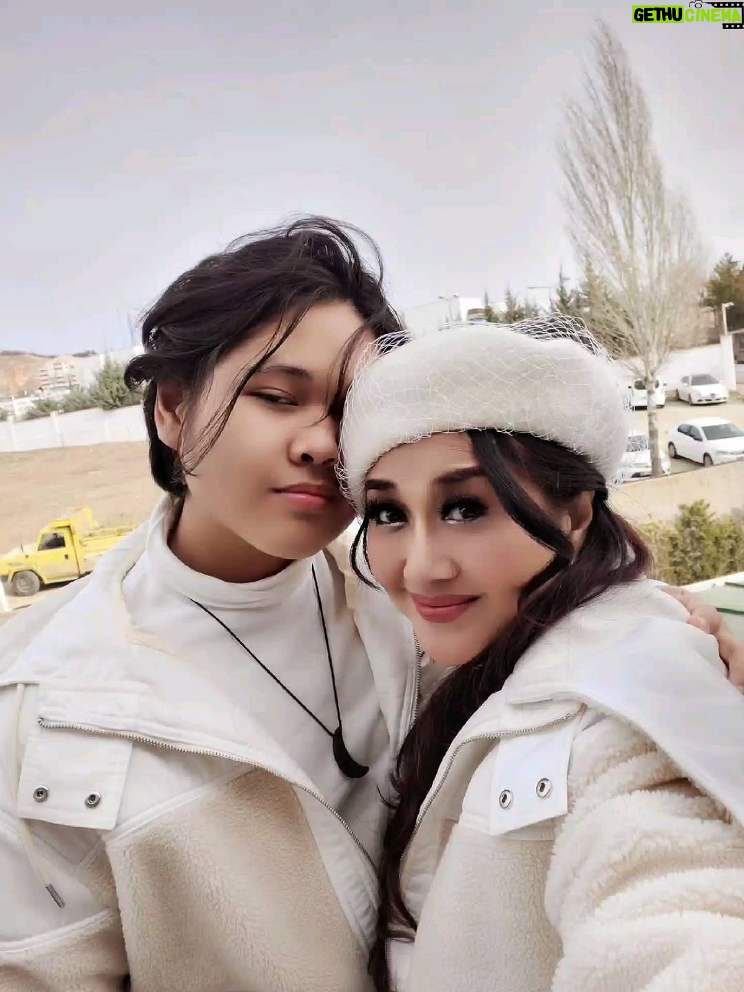 Paramitha Rusady - 3.6K Likes - Selamat Hari Ibu 22 dec 2022 

Terimakasih ibuku  atas pelukan dan kasih sayangmu yg agung dan mulia , memperjuangkan segalanya untukku 
Hal yg terindah adalah menjadi seorang ibu yg bahagia dikelilingi  ditaburi kasih sayang dari anak2 nya  dan ingin selalu ada dan membanggakan  bagi anak2nya ...dan yg harus disyukuri adalah ketika  kebersamaan cinta dan kasih sayang ibu tak sia2 tak diabaikan ..ibu sabar mengasuh mendidik dan membimbing dan berdoa berharap serta menanti cahaya kesuksesan yg santun berkah gemilang bagi anak2nya
 Mahakaryacinta  pemberian Allah 

Buat Adrian tersayang...
Mama yg selalu bahagia bila Adrian ada didekat dipelukan mama ..
#Paramitha Rusady