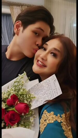 Paramitha Rusady Instagram - Indahnya menjadi seorang ibu ..
Merayakannya setiap  detik setiap hari  setiap tahun
Namun momentum hari ibu selalu menjadi istimewa bagi kaum ibu diseluruh penjuru bumi dunia..

Terimakasih Adrian sayaang , untuk semua kebahagiaan  bunga dan surat  cinta yg diberikan oads mama sepanjang hidupmu ..kamu segalanya buat mama...semoga Allah memberikan kemuliaan dalam hidupmu
Dulu Mama juga punya ibu yg rasanya belum.puas mama membahagiakannya .,tak kan tergantikan dan tak kan terbayar oleh apapun . ..ingn juga sekarang  bisa memeluknya ..bisa kasih bunga dan surat cinta dan berterimakasih seperti yang Adrian berikan malam ini ,begitu mulianya beliau dimata mama ..yg mengajarkan cinta yg mama terjemahkan buatmu dan buat kehidupan ..
Semoga Allah Ridho  mama dan Adrian senantiasa bisa menjelma menjadi cinta itu selamanya & agar mama bisa menjadi ibu yg baik  Teriring doa terindah dan terbaik setiap waktu buat Adrian , ..Bismillah  #tabarakallah

Peluk cium rindu..
 sembah sujud dikakimu mohon ridhomu ibunda Marie Zumaria ...alfatehah...